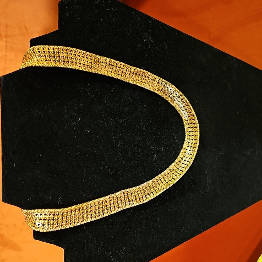 Lovely design on this faux gold necklace.